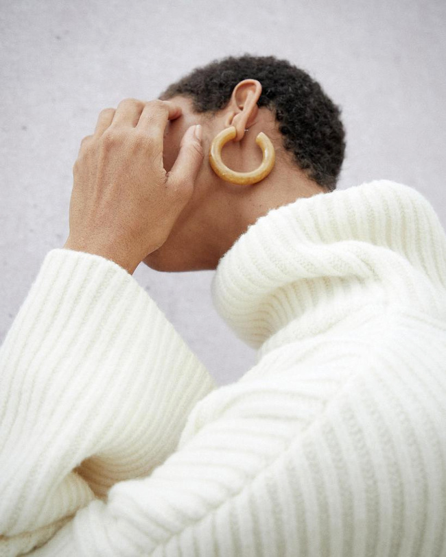 Maxi pull blanc + �paisses cr�oles = le bon mix