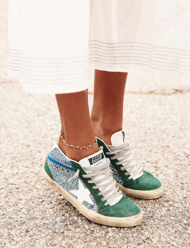 Robe blanche romantique + baskets glitter = le bon mix