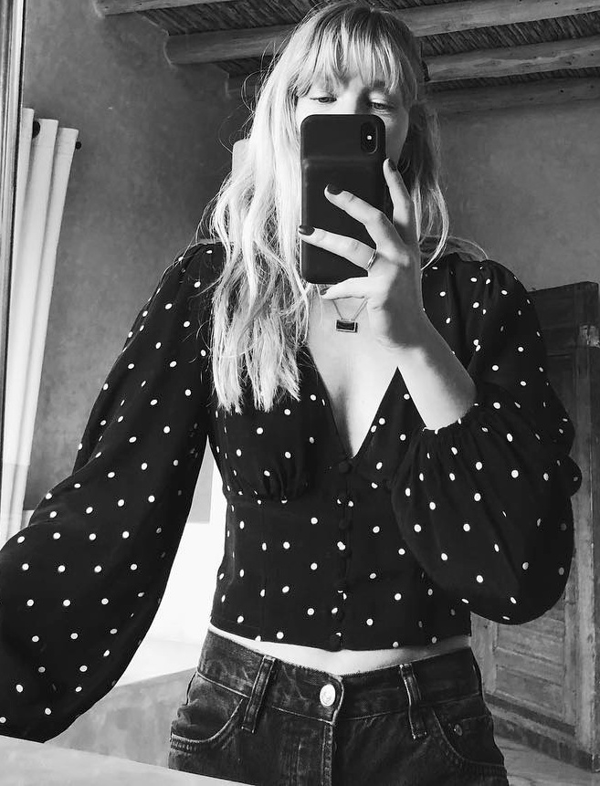 M�lant pois, sensualit� et jean casual, ce look a tout bon !