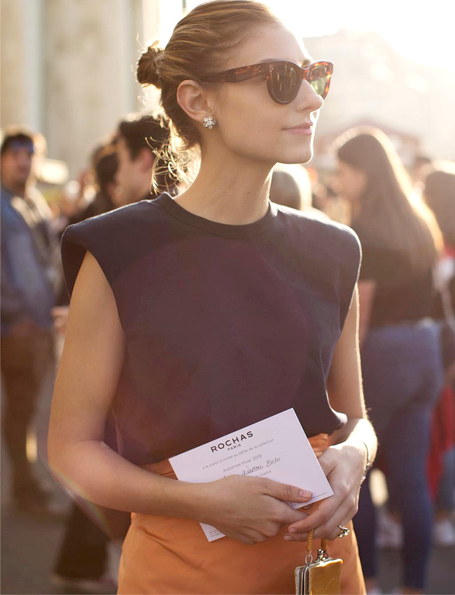 Port� avec �l�gance, le tee-shirt � �paulettes devient envisageable