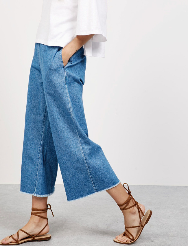 Jean large 7/8 + sandales plates � longs lacets = le bon mix