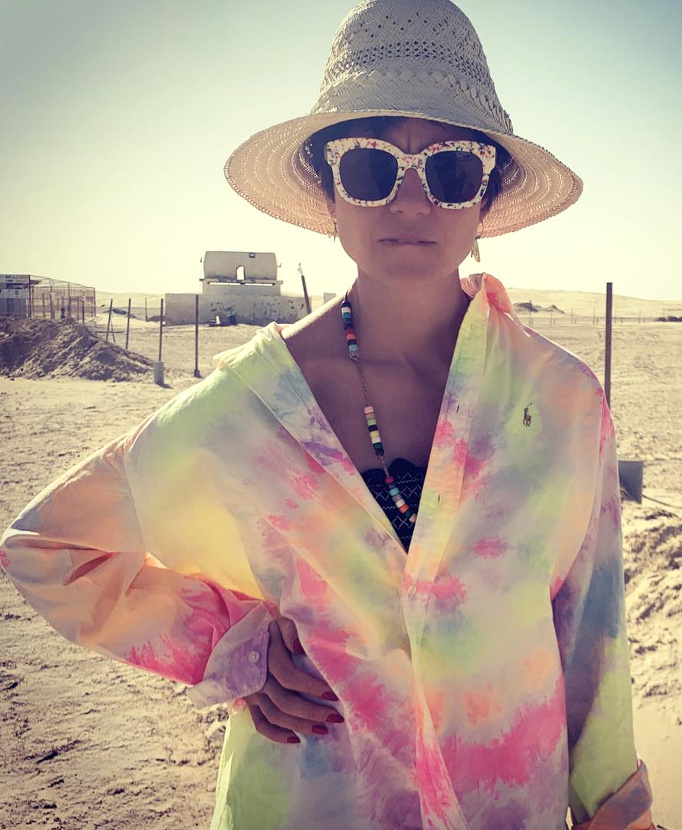 Chapeau cloche en paille + chemise tie & dye = le duo tendance que l'on n'a pas forc�ment envie de copier...