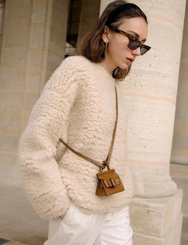 Le sac lilliputien rejoint la liste - d�j� longue - des h�r�sies fashion...