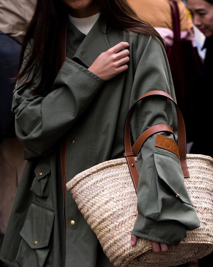 Rien de tel qu'un panier pour remonter le moral d'une ample veste de pluie !