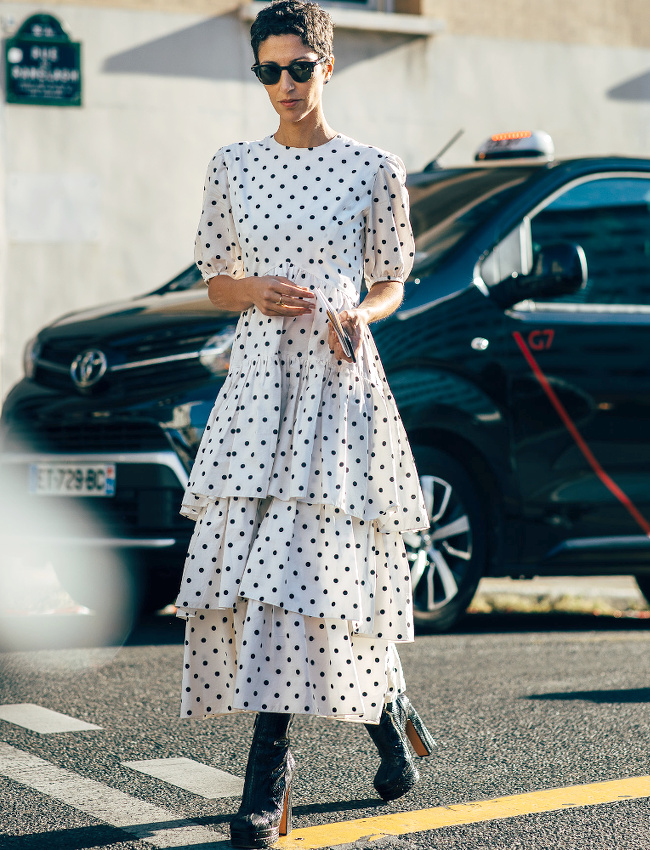 Oui aux pois twist�s � coups de bottines audacieuses !