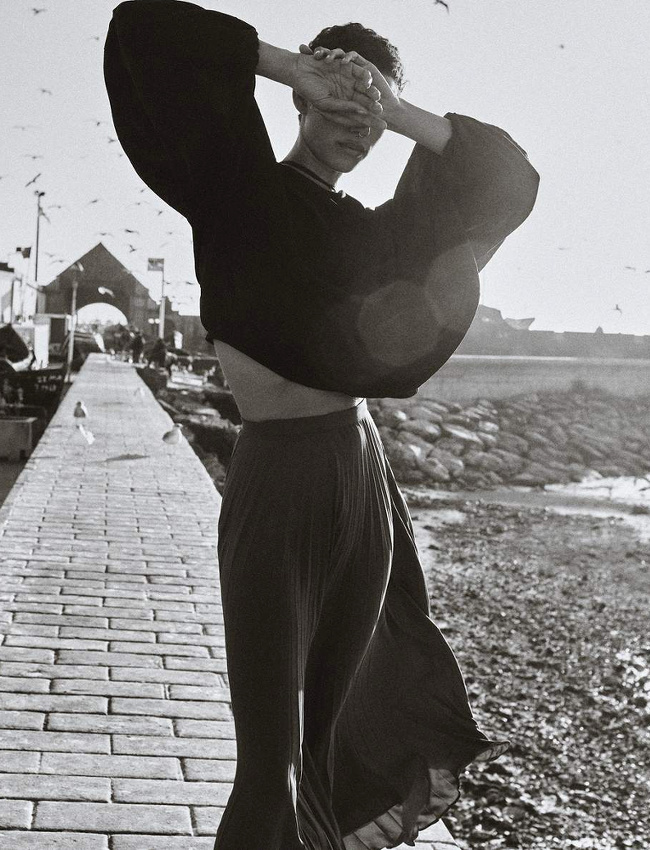 Jupe midi pliss�e + ample blouse courte = le bon mix