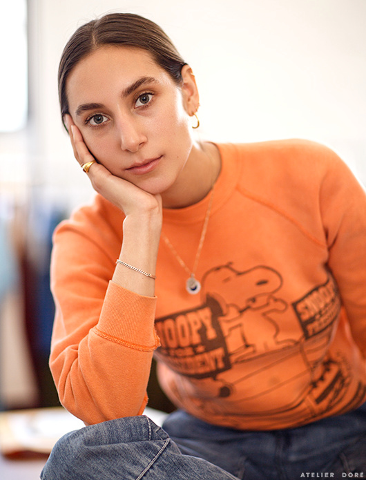 Rien de tel que quelques fins bijoux pour twister un sweat-shirt funky !