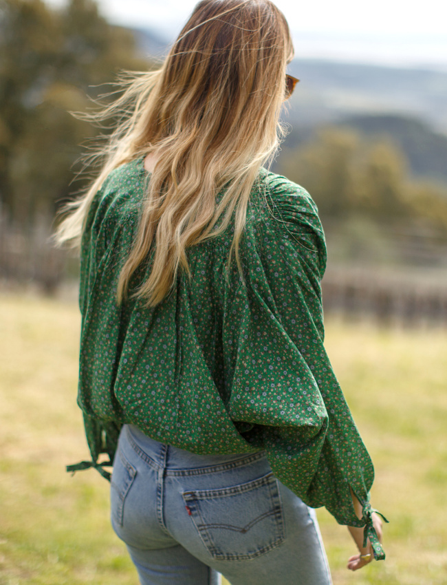 Moins premier degr� que la robe fleurie, la blouse � fleurettes fait mouche !