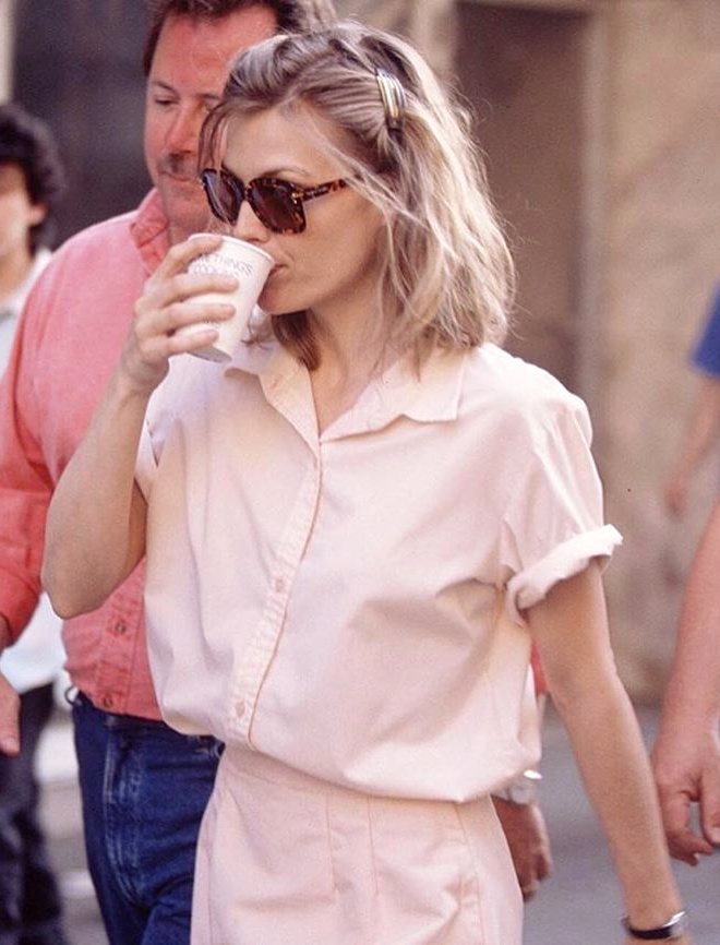 Entre chemise rose p�le, barrettes et manches roulott�es, Michelle Pfeiffer avait tout compris aux codes de 2019 !