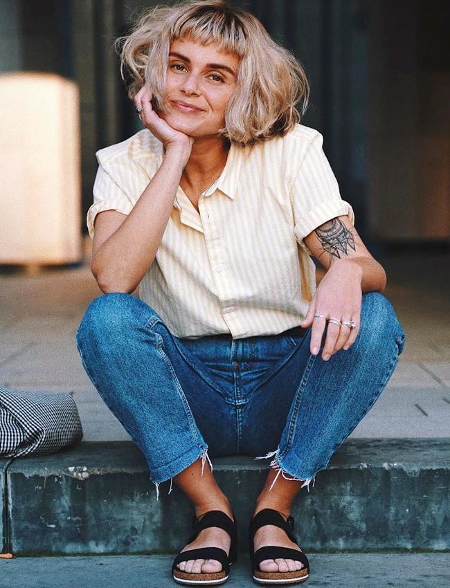 Carr� funky + chemisette ray�e + sourire espi�gle = le bon mix