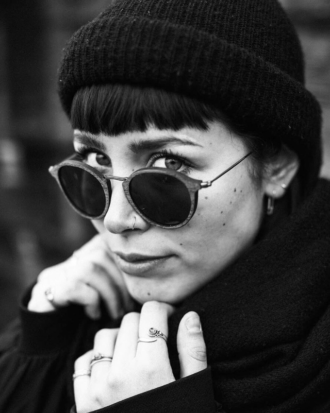 Petit bonnet + frange + lunettes de soleil � monture en bois = le bon mix