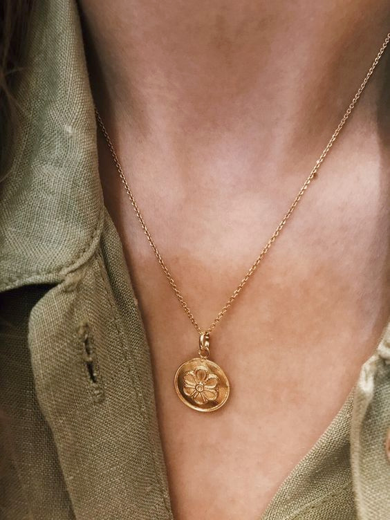 Petite m�daill� dor�e + lin kaki + peau dor�e = le bon mix