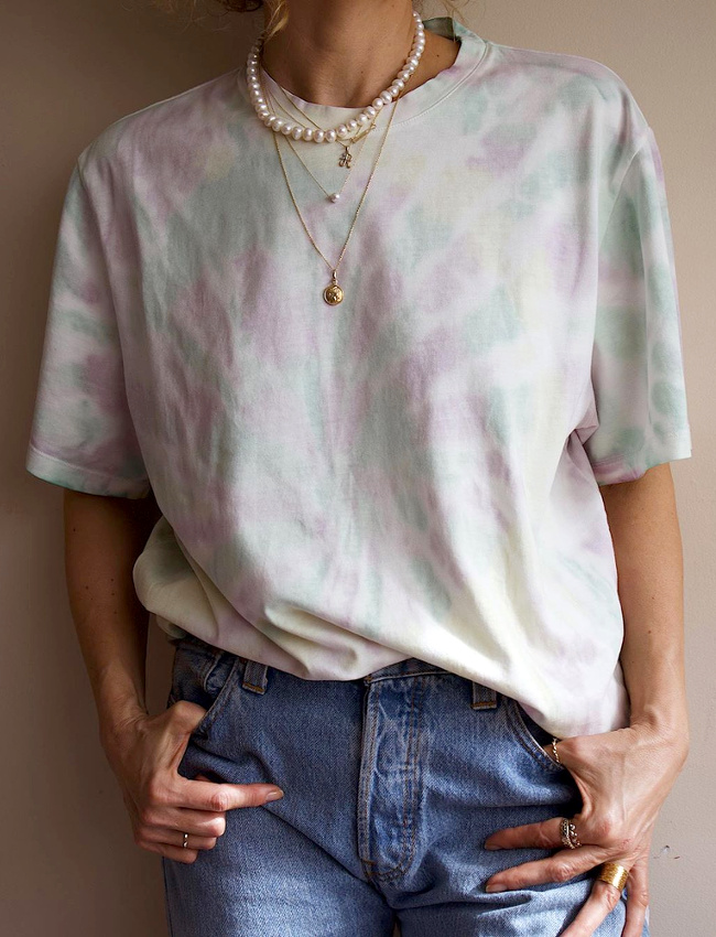 Collier de perles + tee-shirt tie and dye = le bon mix