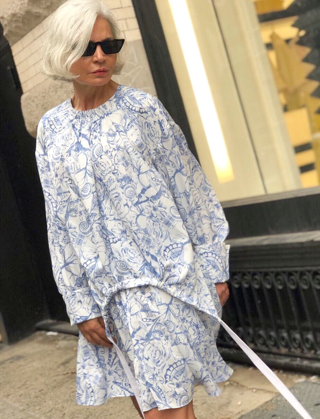 Coupe courte conceptuelle  + imprim� bleut� esprit tapisserie = le bon mix