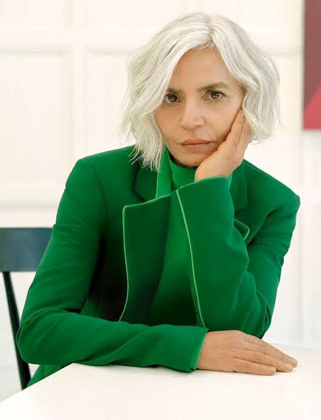 Le carr� l�g�rement ondul� sied bien aux cheveux blancs !