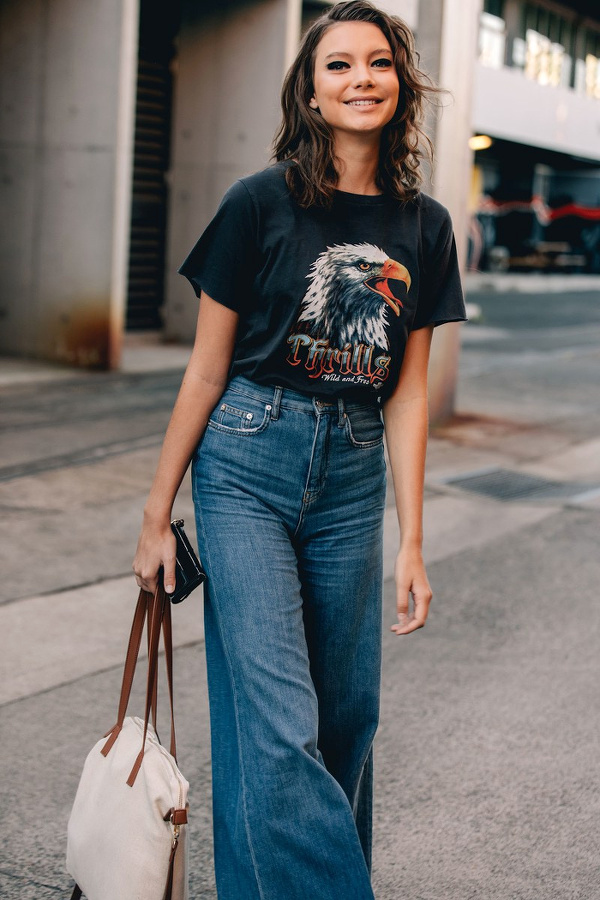 Tee-shirt rock + jean flare = le bon mix