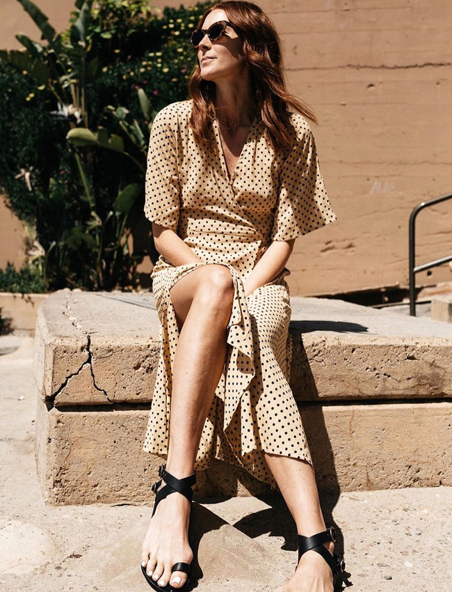 Robe � pois portefeuille + sandales plates minimalistes = le bon mix