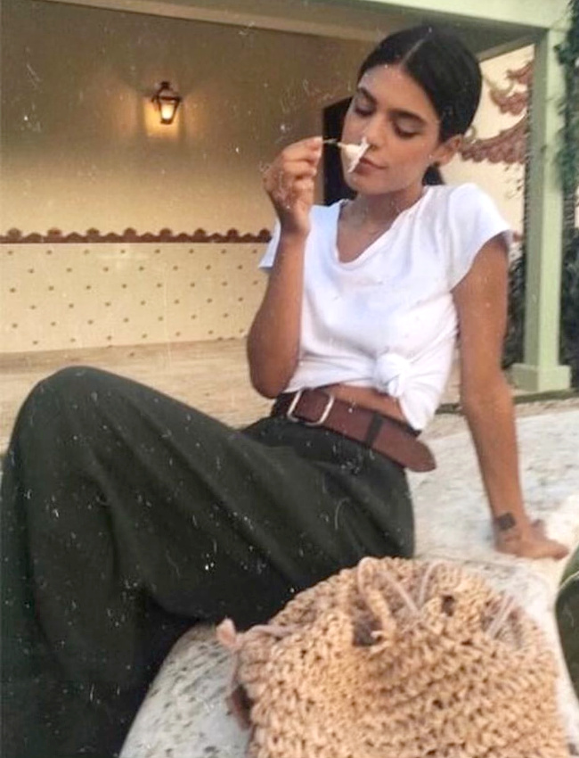 Rien de tel qu'un tee-shirt loose nou� sur le devant pour mettre en valeur un pantalon large taille haute !