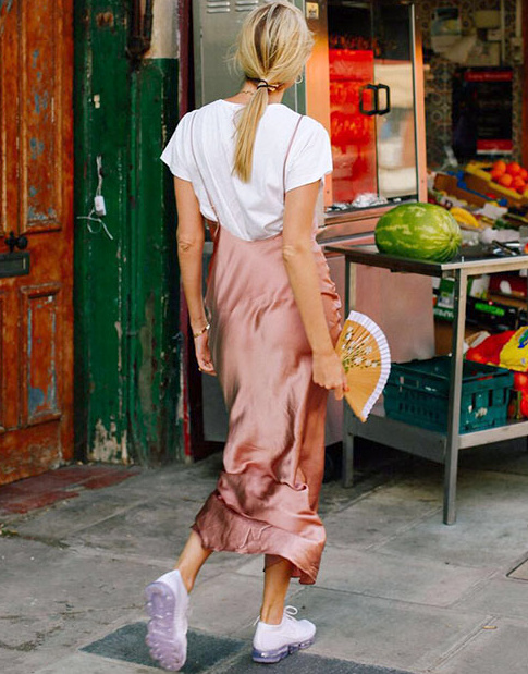 Une fois agr�ment�e d'un tee-shirt blanc et d'une paire de baskets, la slip dress laisse au boudoir sa d�gaine lingerie