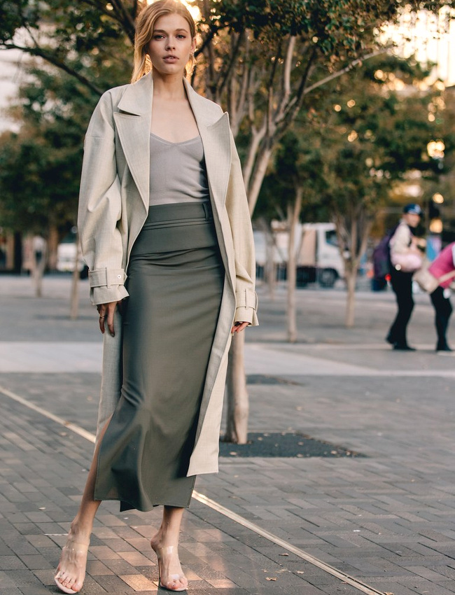 Oui � l'association trench long/longue jupe droite !