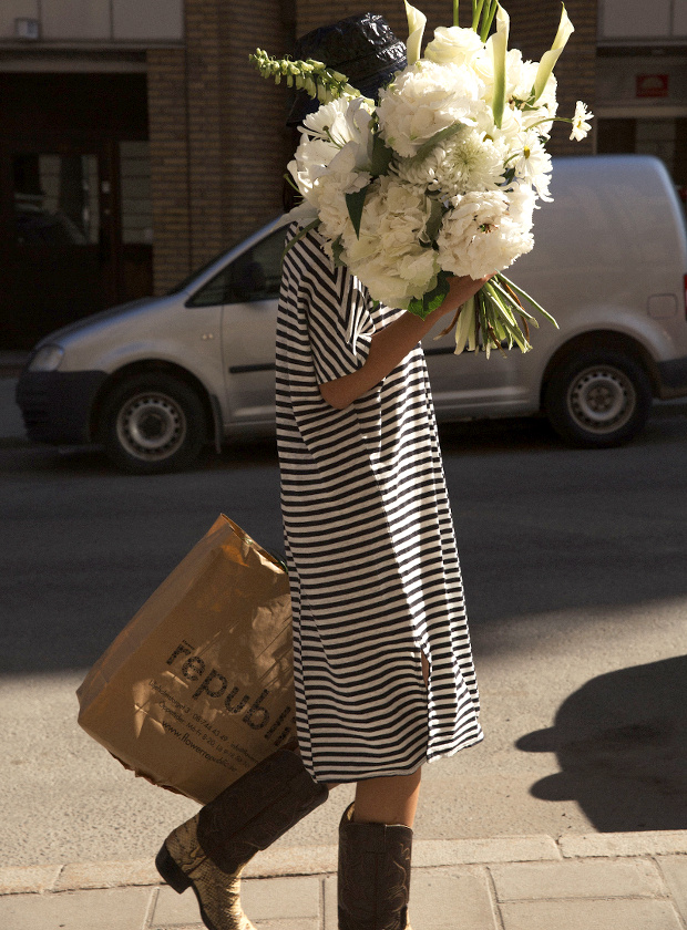 Inattendu, le duo santiags/robe marini�re loose n'en est pas moins r�ussi !