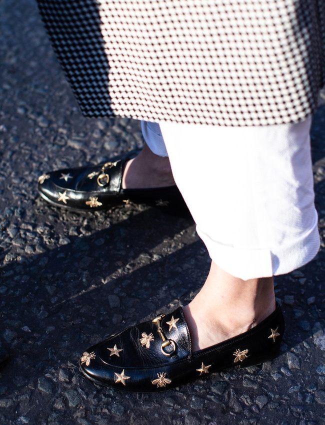 Rien de tel qu'une petite broderie dor�e pour twister de sages mocassins !