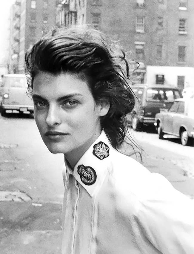 Coiffure d�sinvolte + chemise boutonn�e jusqu'en haut  = le bon mix