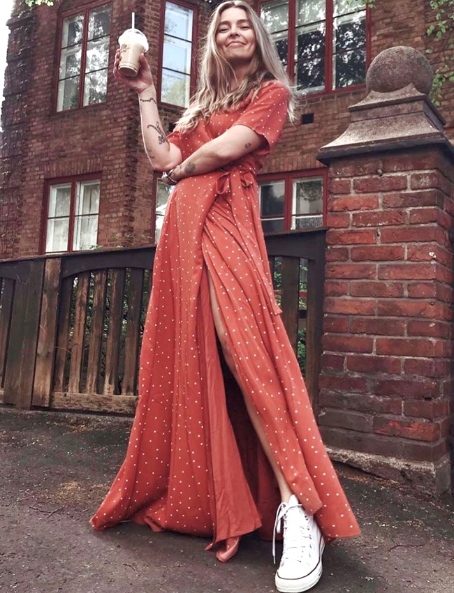 Longue robe portefeuille + Converses = le bon mix