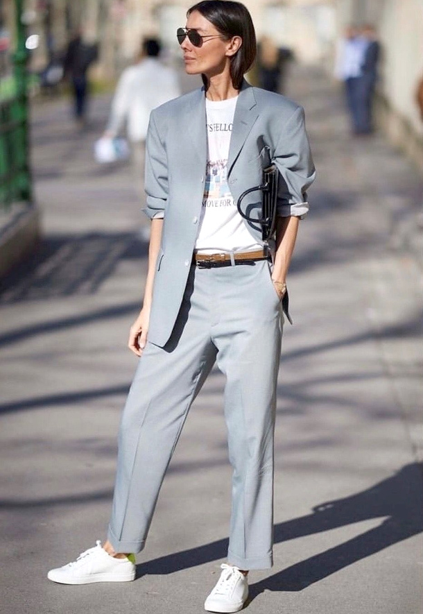 Toujours porter le costume en mode casual !