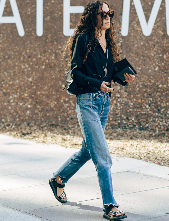 Jean droit + sandales massives noires + blouse r�glisse = le bon mix