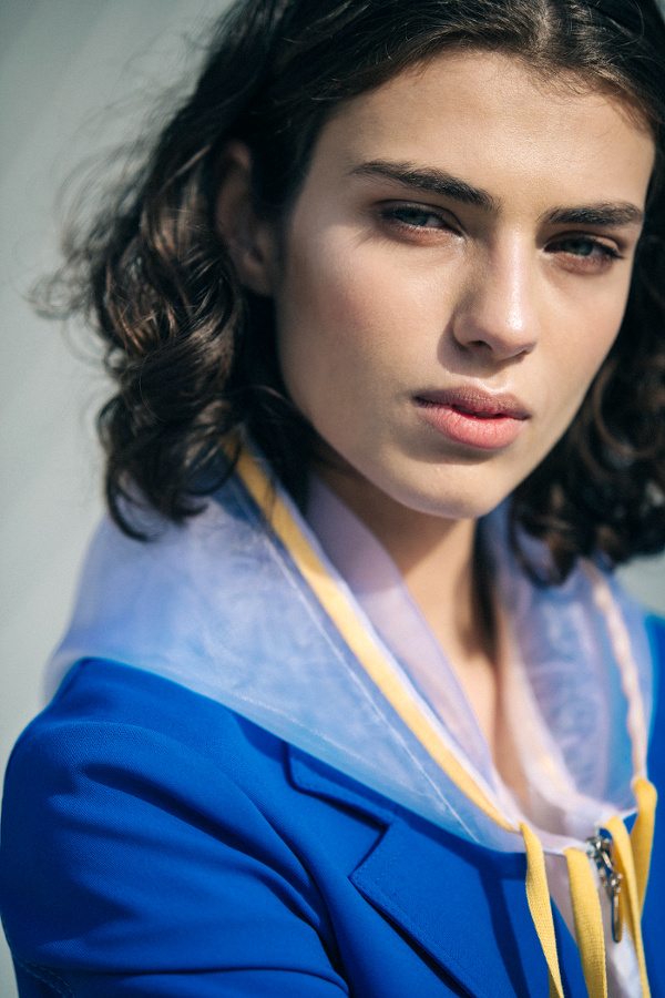 Oui aux vestes l�g�res � capuche translucide � glisser sous un blazer !