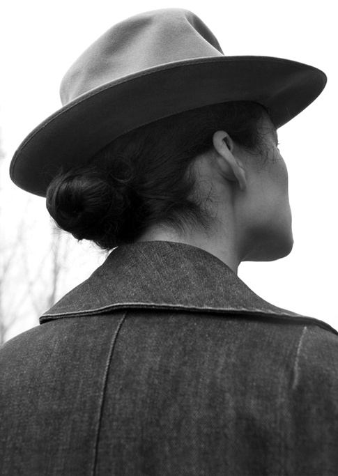 Fedora + chignon bas = le bon mix