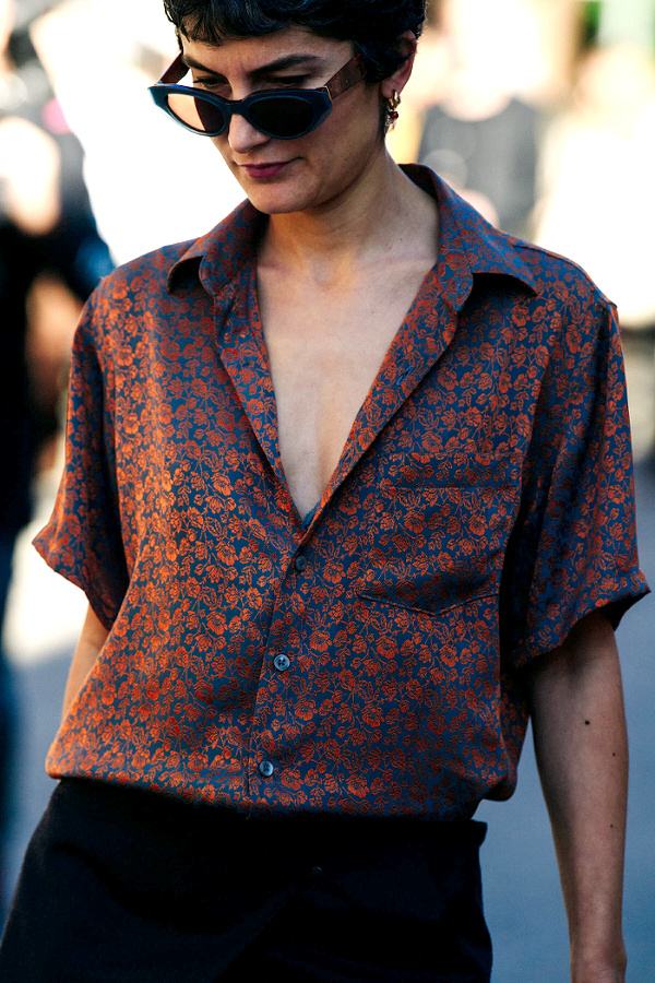 Rien de tel qu'une chemisette d'homme pour twister un short ou une jupe droite !