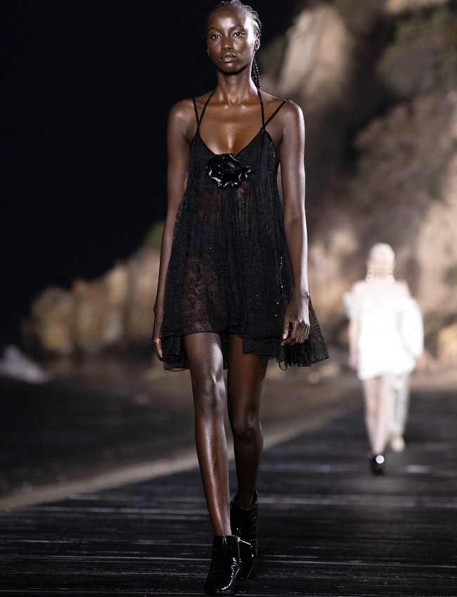Difficile de faire plus saisissant que ce catwalk au ras des vagues sur fond de nuit noire !