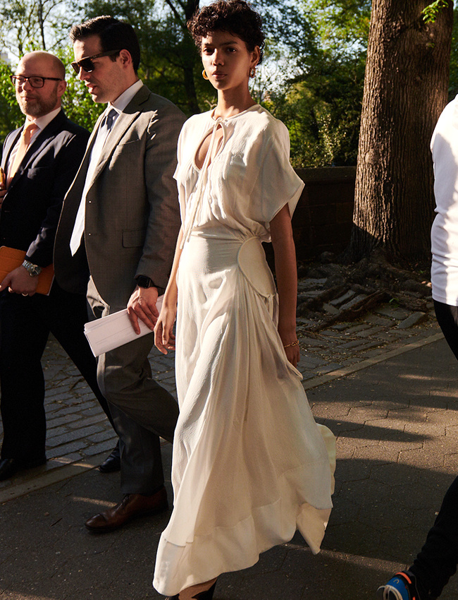 Wanted : une longue robe blanche portable en ville !