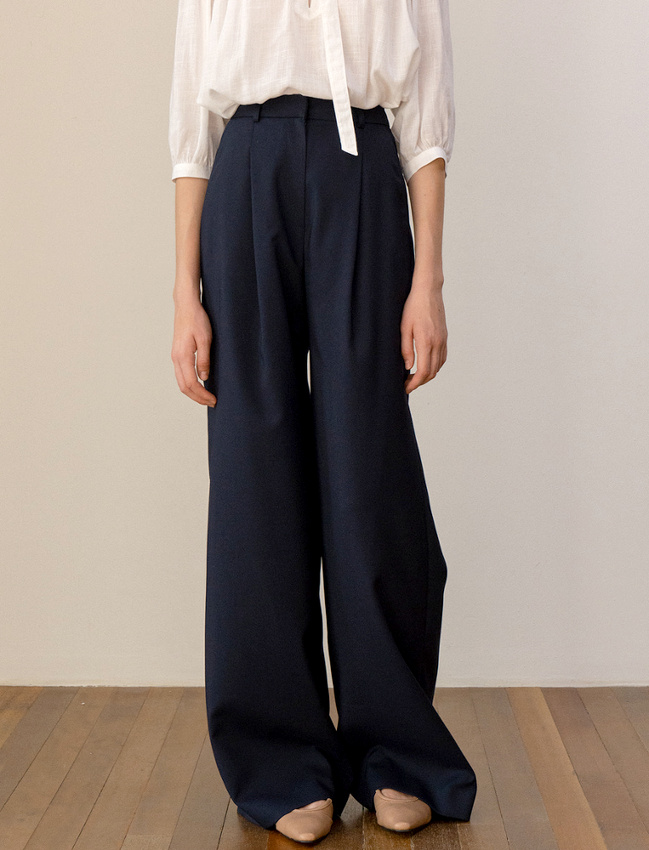 Taille haute + pinces + longueur g�n�reuse + bleu marine = le parfait pantalon