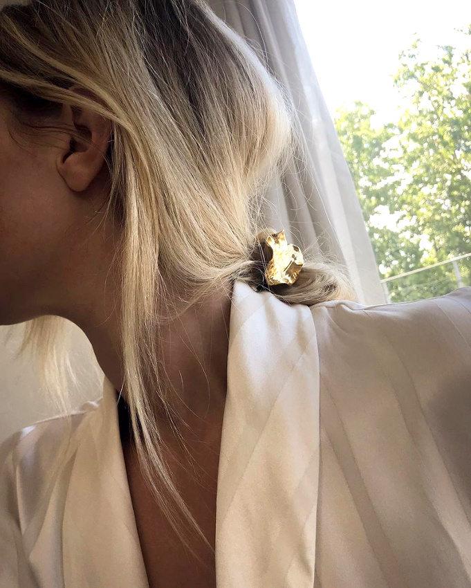 Bien utilis�, le bijou de cheveux se r�v�le irr�sistible