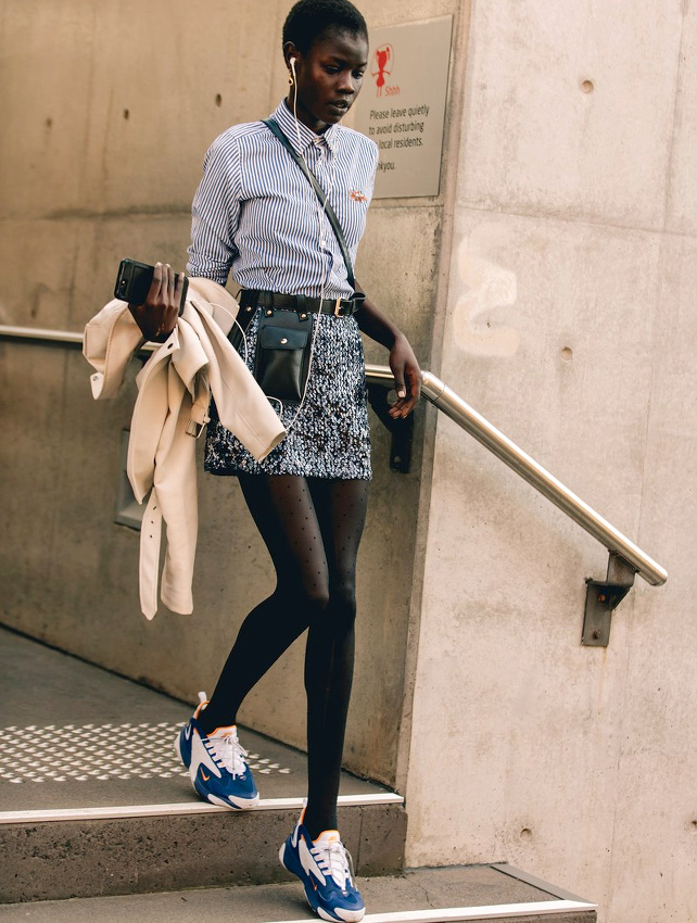 On ne se lasse pas du duo mini jupe sophistiqu�e/runnings funky !