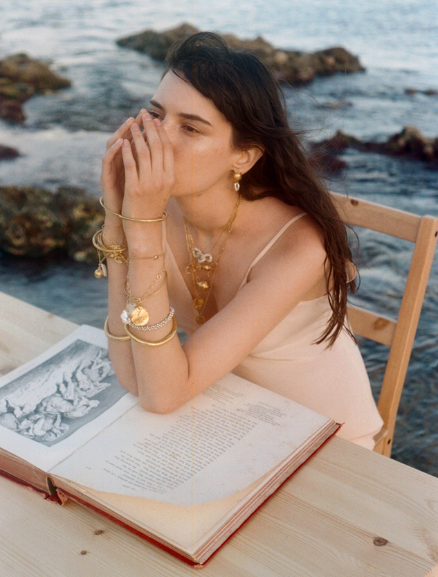 Plus la tenue se veut l�g�re et minimaliste, plus l'accumulation de bijoux fait sens !