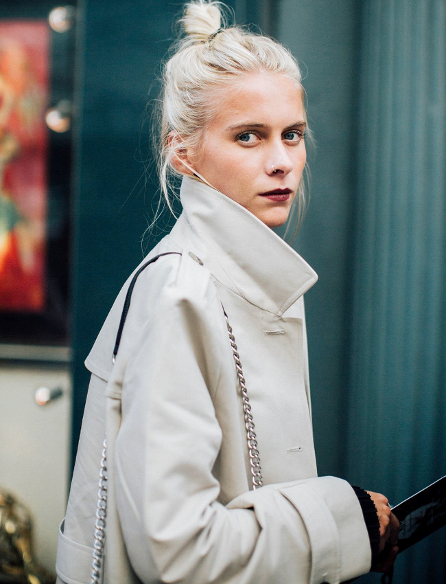 Chignon haut sur blondeur extr�me + col de trench relev� + anse de sac cha�nette = le bon mix
