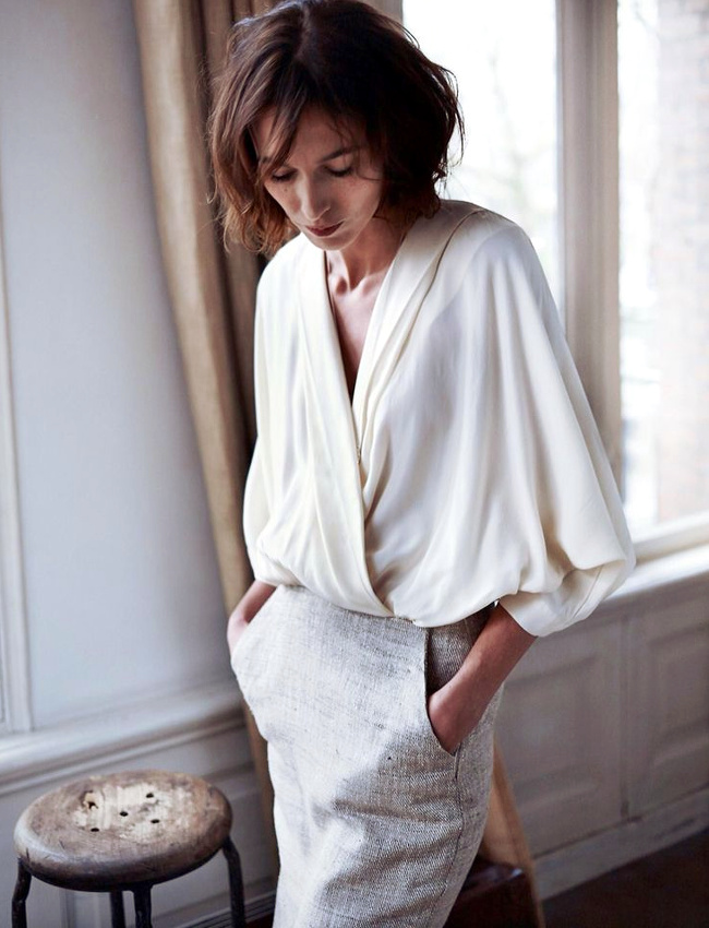 Rien de tel qu'un ample top cache coeur pour mettre en valeur une jupe droite !