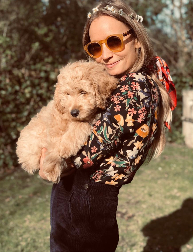 Chemise fleurie sur fond noir + pantalon taille haute en velours r�glisse = le bon mix