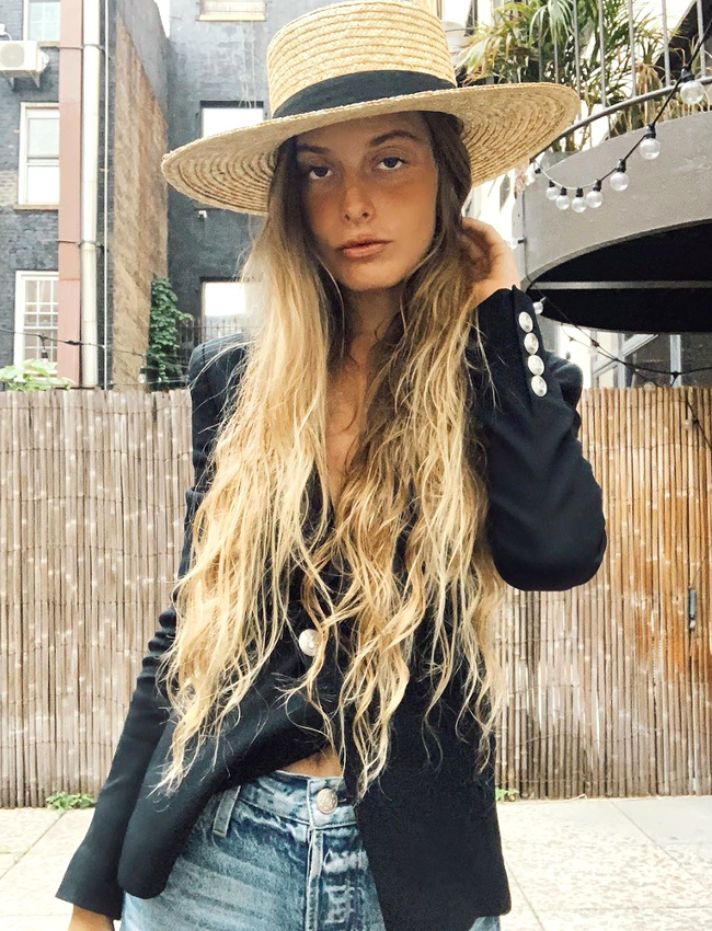 Canotier + blazer port� � m�me la peau + jean = le bon mix