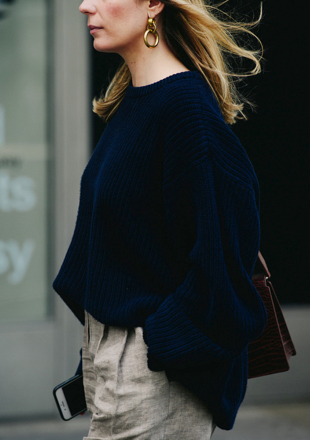Ample pull bleu marine + pantalon en lin + bijoux dor�s = le bon mix
