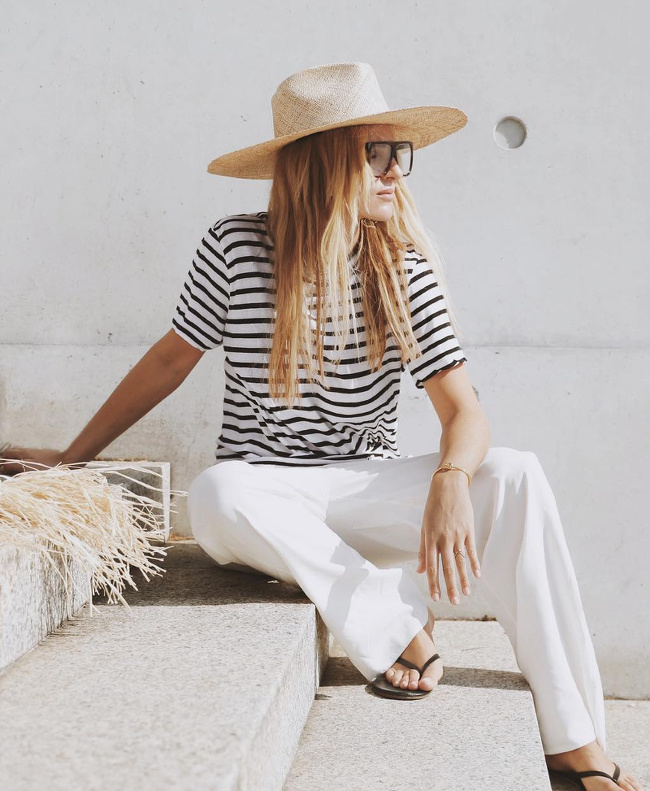 Chapeau de paille �pur� + tee-shirt � rayures marini�res + pantalon large blanc = le bon mix