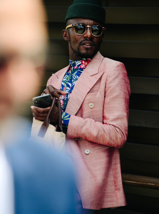 Boutonner haut ses chemises fleuries, ou comment leur insuffler une petite touche de chic !