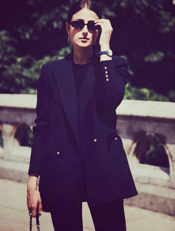 Difficile de r�sister � l'aura d'un blazer bleu marine parfaitement coup�...