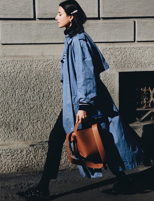 Troquer son trench camel contre un mod�le bleu fum�e, ou comment se remonter le moral les jours de pluie !