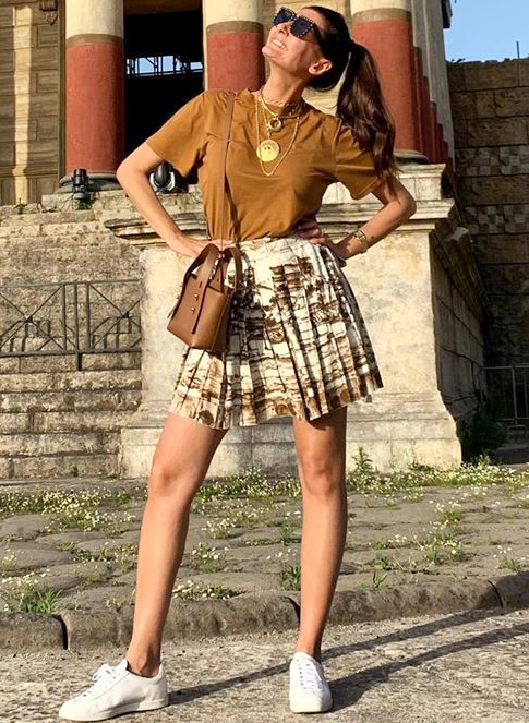 Rien de tel qu'une mini-jupe pliss�e imprim�e pour 