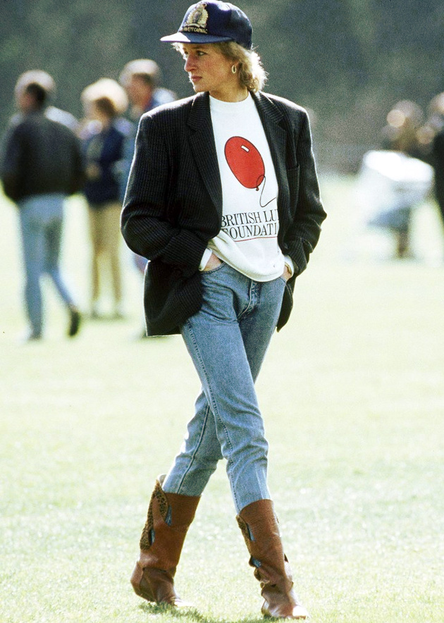 Avec son blazer oversize et ses boots esprit western, Diana avait tout compris aux tendances de 2019 !